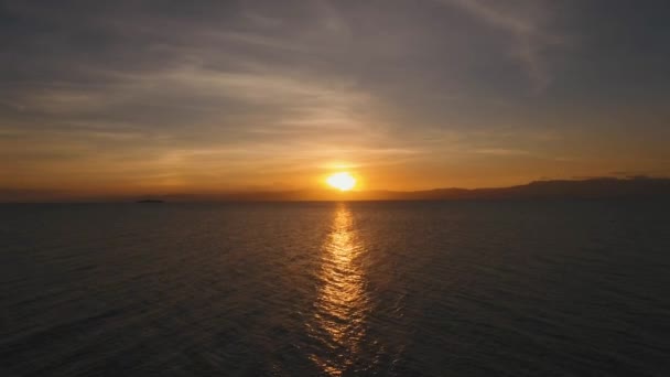 Puesta de sol sobre el mar. — Vídeo de stock