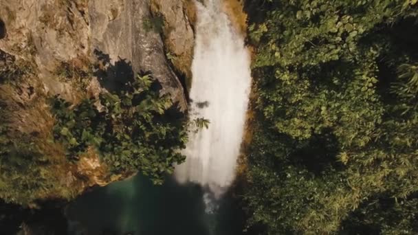 Cascata in montagna. — Video Stock