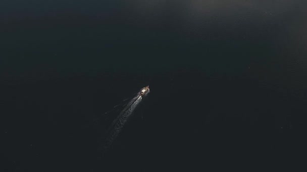 Barco a motor en el mar — Vídeos de Stock
