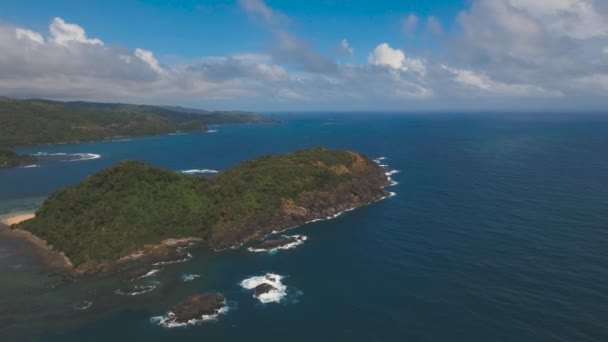 Морской пейзаж с тропическим островом, скалами и волнами. Катандуанес, Филиппины . — стоковое видео