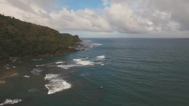 Zeegezicht met tropisch eiland, rotsen en golven. Catanduanes, Luzon. — Stockvideo