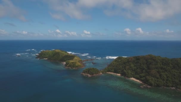 Mare con isola tropicale, rocce e onde. Catanduane, Filippine . — Video Stock
