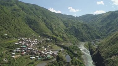 Dağlarda pirinç terasları.