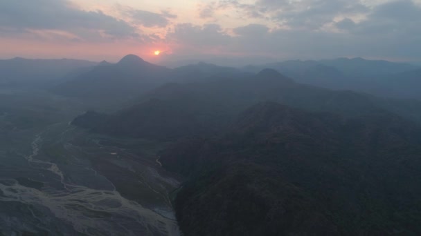 Bergslandskap vid solnedgången. Pinatubo, Filippinerna. — Stockvideo