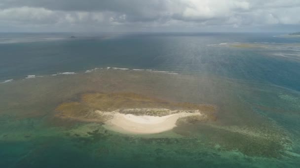 Ilha de areia no mar.Filipinas . — Vídeo de Stock