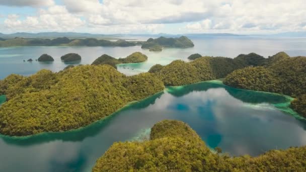 Kék lagúna szigetekkel — Stock videók