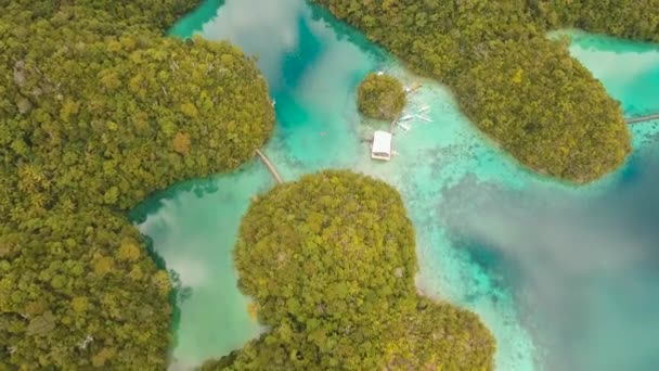 Голубая лагуна с островами — стоковое видео