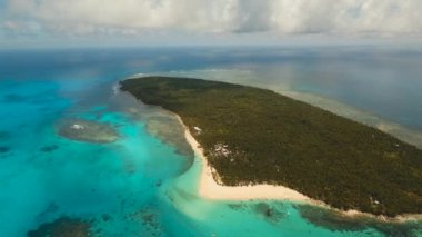 Plajı olan güzel bir tropikal ada.