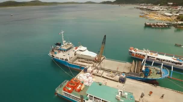 空中映像貨物と旅客港船と貨物船 Siargao フィリピン防衛事業庁市 旅客フェリー ターミナル — ストック動画