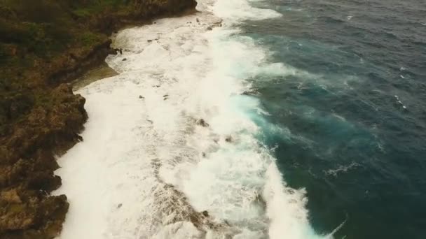 Klippiga kusten av tropiska ön — Stockvideo