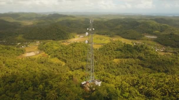 Torre de sinal de telefone nas montanhas. — Vídeo de Stock