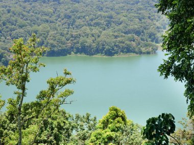 Dağlarda göl, Bali adası, Endonezya.