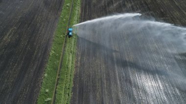 Tarım arazisindeki sulama sistemi.