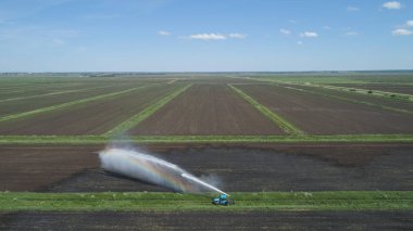 Tarım arazisindeki sulama sistemi.