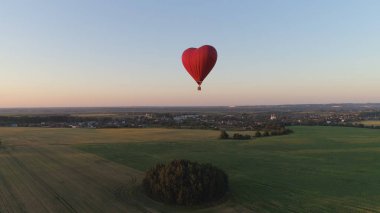 Sıcak hava balonu gökyüzünde kalbi şekillendirir