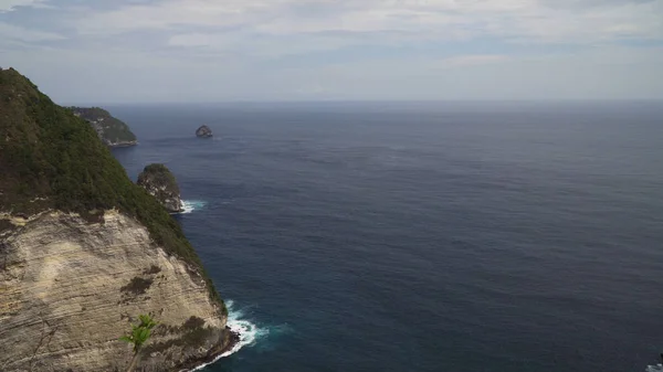 Nusa Penida, Bali, Endonezya 'da kayalıklar, deniz ve dalgalar — Stok fotoğraf