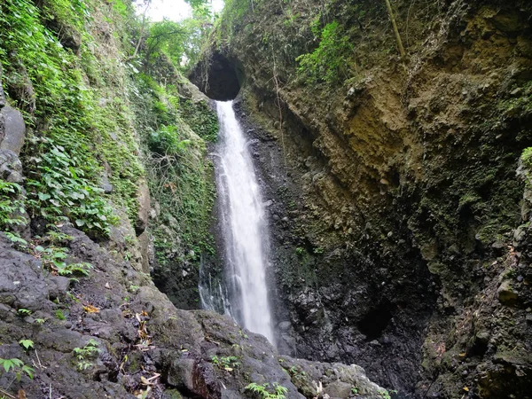 Schöner tropischer Wasserfall. Bali, Indonesien. — Stockfoto