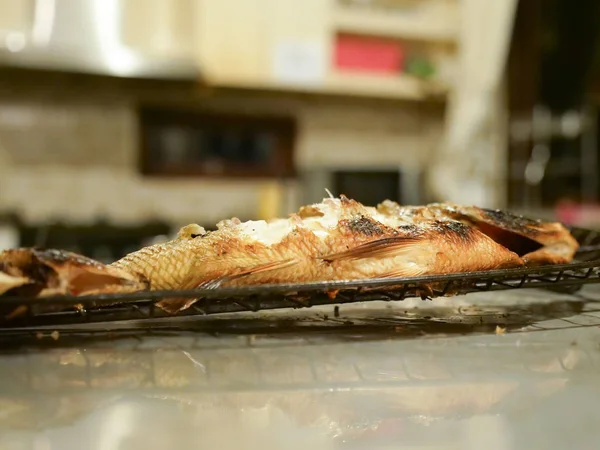 Grillad fisk grillas i en restaurang — Stockfoto