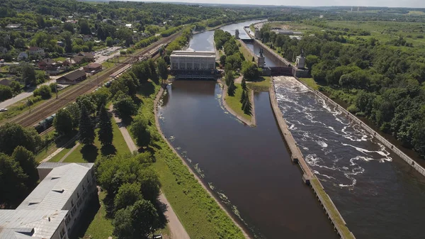 Gateway op de rivier. Sluisdeuren. — Stockfoto