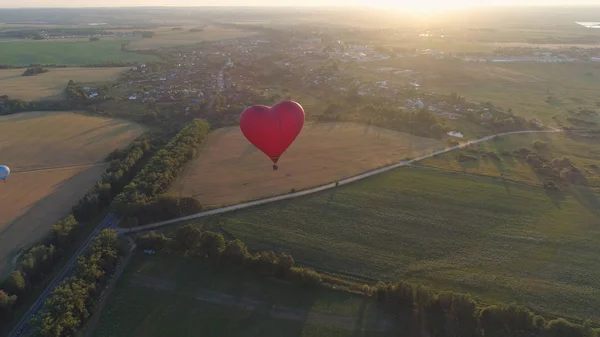 Globo de aire caliente forma corazón en el cielo — Foto de Stock