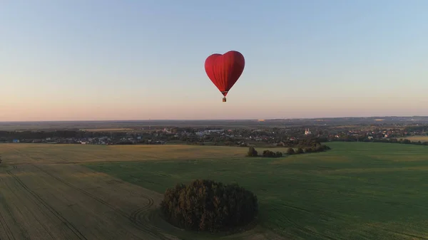 热气球形状的心脏在天空中 — 图库照片