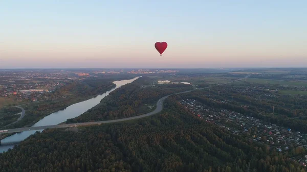 Sıcak hava balonu gökyüzünde kalbi şekillendirir — Stok fotoğraf