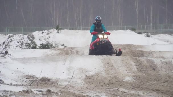 Skoter raser under vintersäsongen, Ryssland. Mästerskapet på snöskotrar 27 januari 2018 — Stockvideo