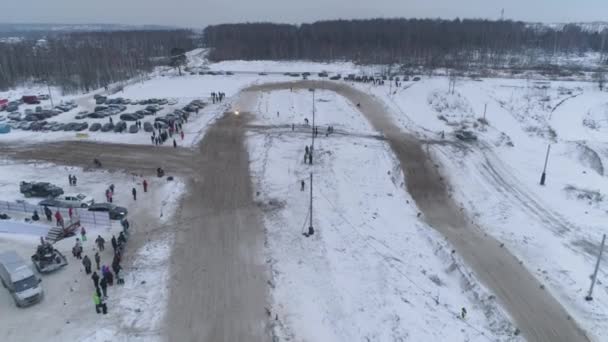Rusia, Carreras de motos de nieve en la temporada de invierno. Campeonato en motos de nieve enero 27, 2018 — Vídeos de Stock