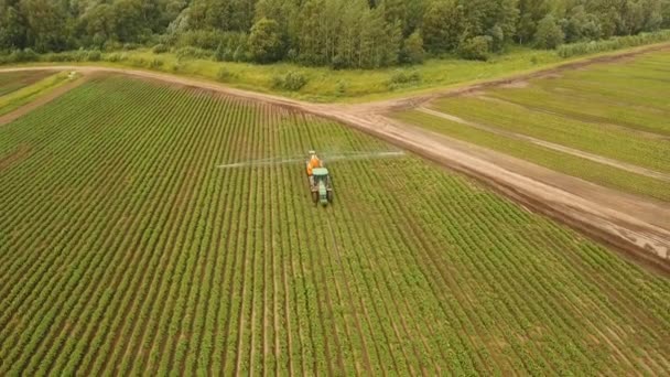 Tracteur pulvérise des engrais champ. — Video