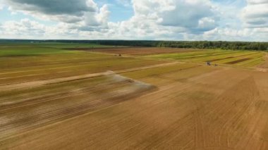 Tarım arazisindeki sulama sistemi.