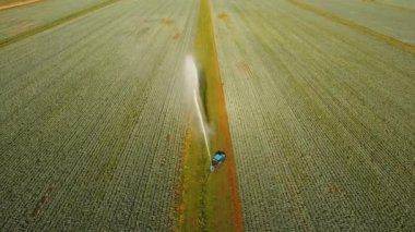 Tarım arazisindeki sulama sistemi.