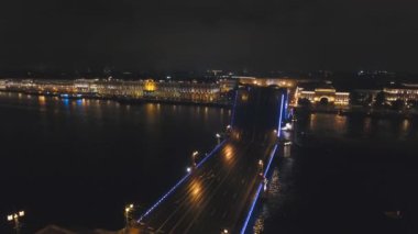 Geceleyin nehir üzerinde aydınlık bir köprü