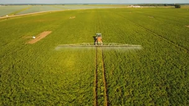 Trator está pulverizando campo de fertilizantes. — Vídeo de Stock