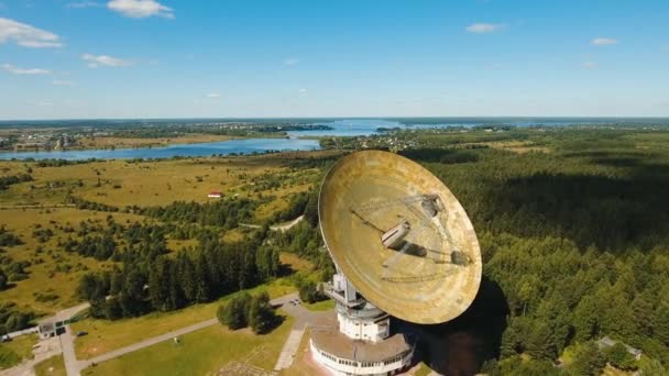 Астрономическая обсерватория в лесу — стоковое видео