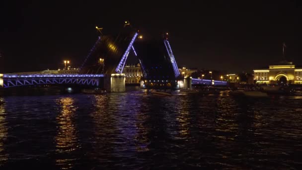 Brug met verlichting over de rivier 's nachts — Stockvideo