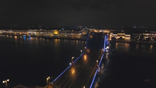 Híd megvilágítással a folyó felett éjszaka — Stock videók