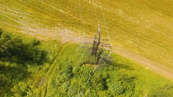 Linii wysokiego napięcia zasilania. Widok z lotu ptaka. — Wideo stockowe