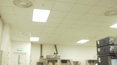 Bilim adamları laboratuarda.