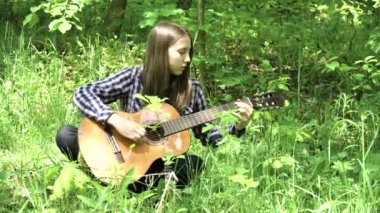 Gitar çalan kız.