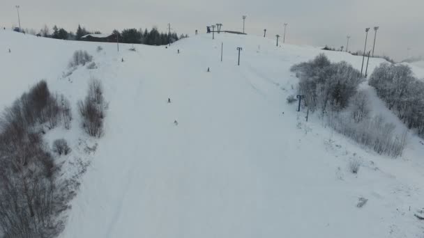 Ośrodek narciarski w sezonie zimowym. Widok z lotu ptaka. — Wideo stockowe