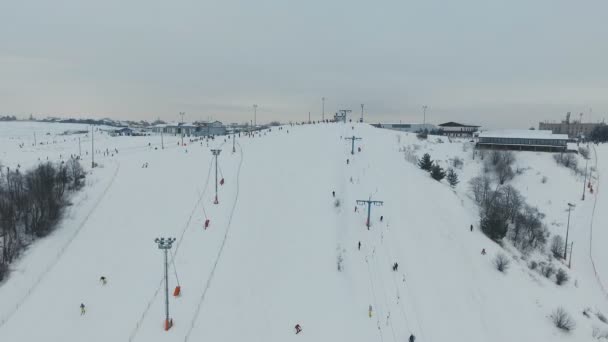 Estación de esquí en la temporada de invierno. Vista aérea . — Vídeos de Stock