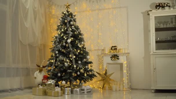 Árvore de Natal decorada. — Vídeo de Stock