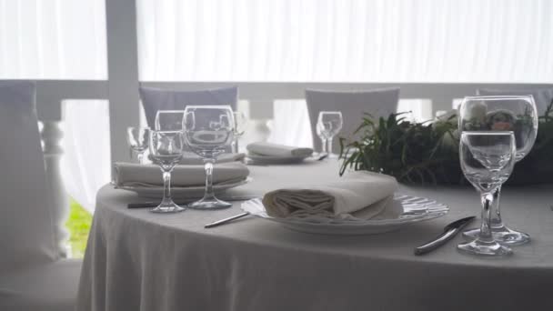 Een feestelijke tafel serveren. — Stockvideo