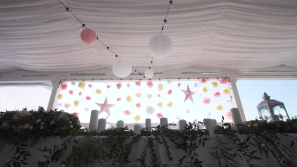 Decoración de la boda en la sala de banquetes . — Vídeos de Stock