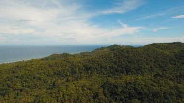 Dağ ve deniz manzara görünümünü.