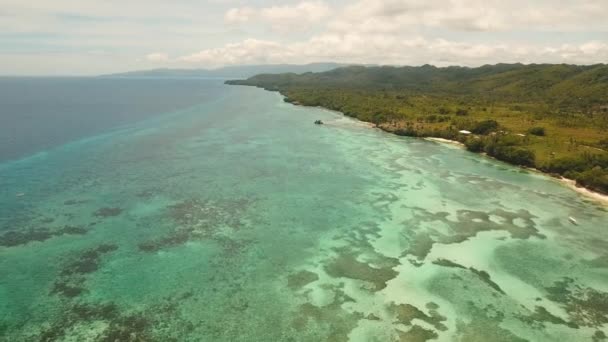 Meereslandschaft mit Küste der tropischen Insel. — Stockvideo