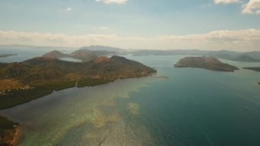 Hava manzaralı tropikal göl, deniz, sahil. Tropikal ada. Busuanga, Palawan, Filipinler.
