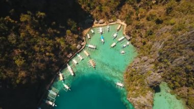 Filipinler, Palawan 'da güzel bir gölü olan deniz burnu.