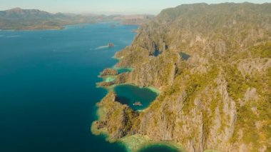 Filipinler, Palawan 'da güzel bir gölü olan deniz burnu.
