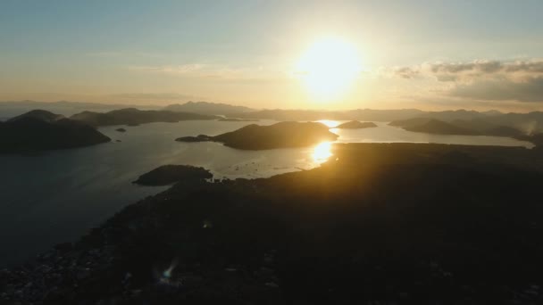 Krásný západ slunce nad mořem a island, Filipíny Palawan. — Stock video